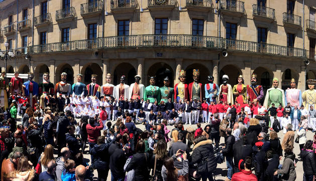 Foto de las 24 figuras que ayer bailaron en Tafalla en la plaza de Navarra al término de la mañana.