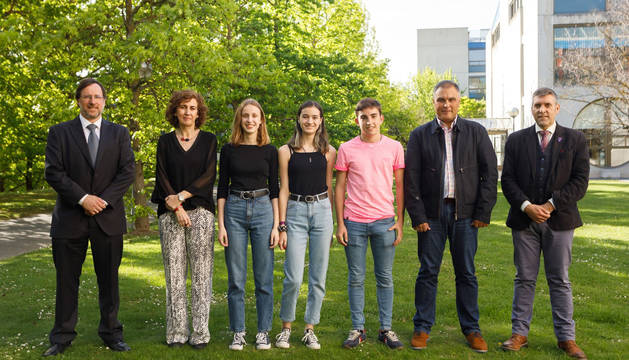 Jon Benito Ostolaza (secretario de la Facultad de Ciencias Económicas y Empresariales), Cristina Bayona Saéz (vicerrectora), Laura Muro Iribarren (ganadora), Nerea Nagore Ortega (ganadora), Xabier Azaola Oiza (ganador), José Javier Goikoetxea Ferrández (profesor del Colegio El Huerto, centro ganador) y Emilio J. Domínguez Irastorza (decano de la Facultad de Ciencias Económicas y Empresariales).