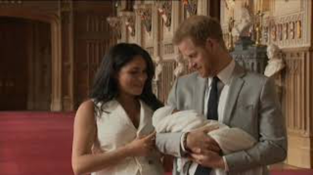 Meghan Markle y el príncipe Harry presentan a su hijo