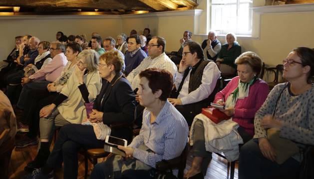 Público asistente al debate, ayer tarde, en la casa de cultura Arizkunenea de Elizondo.