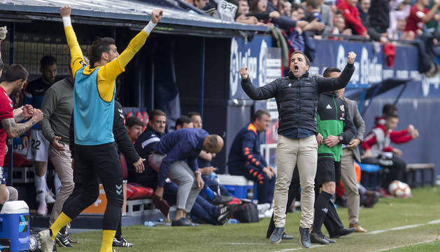 El técnico Jagoba Arrasate celebra la victoria contra el Extremadura en El Sadar. A la izquierda, Sergio Herrera.