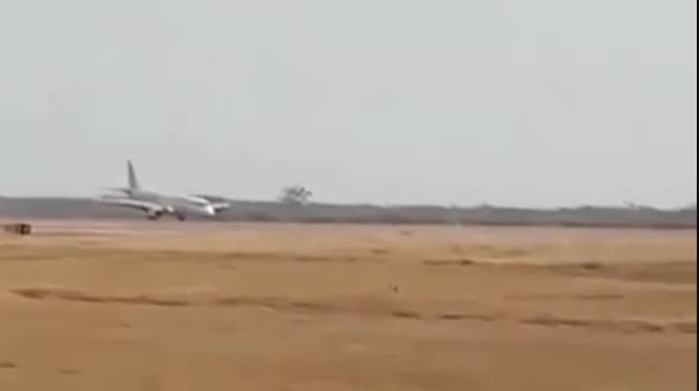 Un avión birmano consigue aterrizar sin ruedas