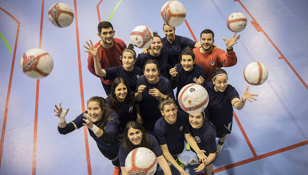 Los componentes de la plantilla del Mutilvera de Segunda Nacional, lanzando los balones al aire. Faltan en la imagen las jugadoras Carmen Chamizo y Laura Aranda.