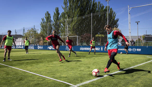 Miguel Olavide toca el esférico en presencia de Xisco durante el entrenamiento en Tajonar.