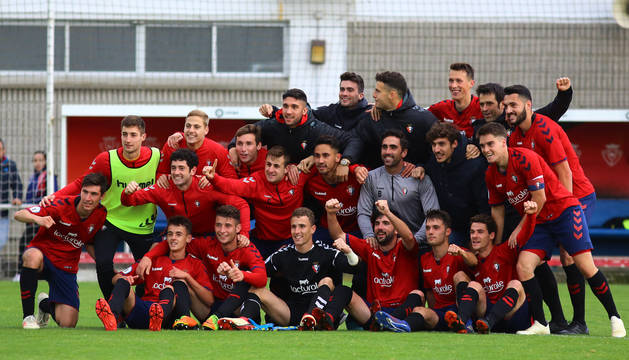 La plantilla de Osasuna Promesas celebra el título de Tercera División tras vencer al Corellano.
