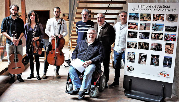 Delante, cofundador y presidente del patronato del París 365, Patxi Lasa. Detrás, y desde la izquierda, los músicos de Suakai Yerai Carmona (guitarra), Claudia Osés (violín) e Iván Carmona (violonchelo); el escritor Patxi Irurzun, el gerente de Luminosos Arga, Jesús Urrutia, y el fotoperiodista de Diario de Navarra Iván Benítez.