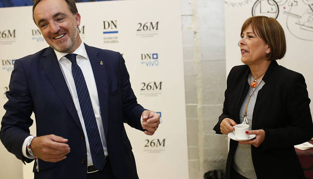 Javier Esparza y Uxue Barkos, candidatos de Navarra Suma y Geroa Bai, bromean en los instantes previos al debate.