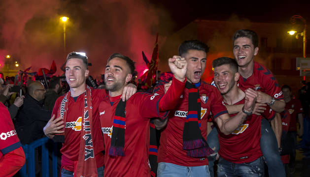 Carlos Clerc, Rober Ibáñez, Luis Perea, David García y Javi Martínez, el lunes por la noche llegando a la plaza del Castillo.
