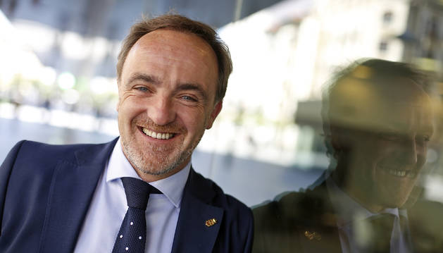 El candidato de Navarra Suma a la presidencia del Gobierno foral, Javier Esparza, sonriendo.