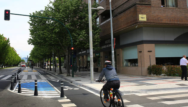 Un ciclista por el carril bici se aproxima al Hotel Blanca de Navarra, donde los taxistas tienen que apear a los pasajeros en doble fila.