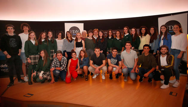 foto de Los ganadores del VI Concurso Periodístico Escolar de la Fundación Diario de Navarra posaron ayer, en el Planetario de Pamplona, tras la ceremonia de entrega de premios.