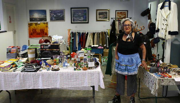 Carmen Irurita, con el delantal tradicional de Bolivia, da salida al género de su mercadillo solidario.