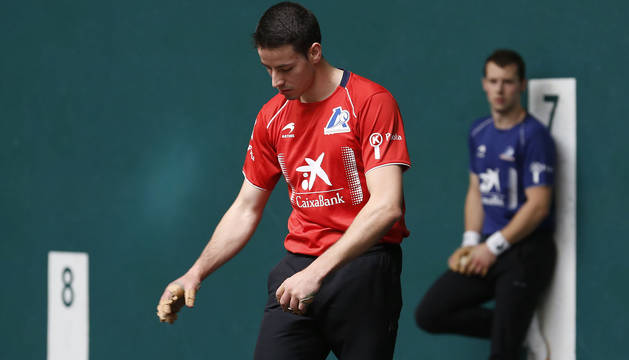 Darío Gómez prueba una de las pelotas que pondrá en juego este sábado en la final de Promoción frente a Elordi.