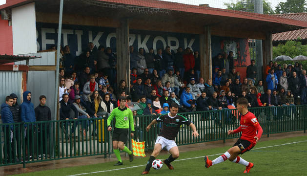 Iosu Olivares, del Beti Kozkor, desborda a Ocaña, del Mallorca B, bajo los ojos de la afición.