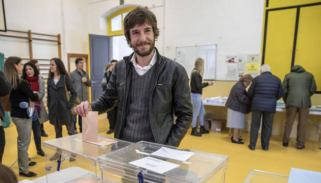 Mikel Buil, candidato de Podemos a la Presidencia del Gobierno de Navarra, votando en el colegio San Francisco de Pamplona.