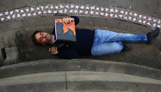 Foto de Eduardo Blanco Mendizábal sujetando Bardenas Reales, en busca de la luz poco antes de su presentación en Pamplona.