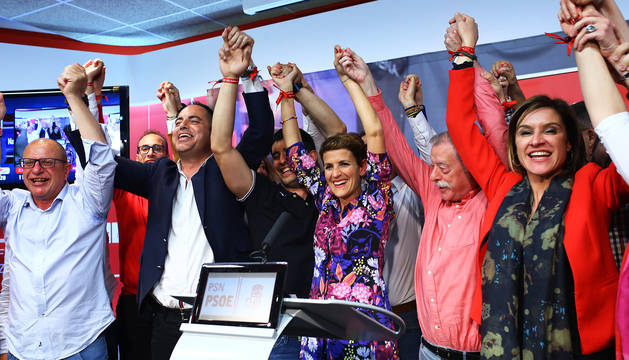 María Chivite celebra junto a otros miembros del PSN los resultados de las elecciones del 26M.
