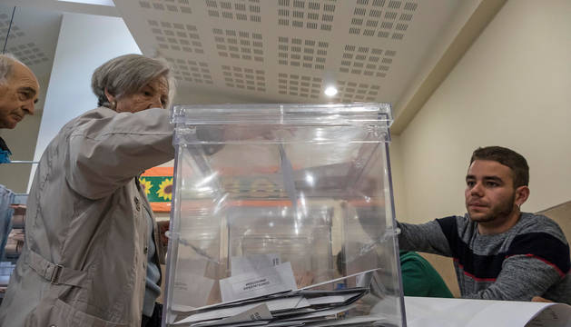 Domingo electoral en el colegio de Santa Ana, situado en el paseo de la Inmaculada de Estella.