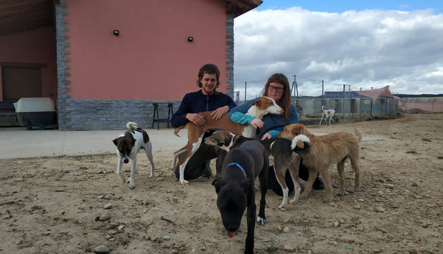 Nerea Martínez y Borja Alcalde en las instalaciones del centro canino Canbezuelos de Andosilla.