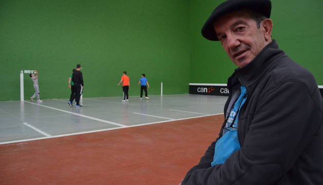 Juanjo Atxa asiste al entrenamiento de los pelotaris del club Txaruta en el en el frontón Aranabia de Irurita.
