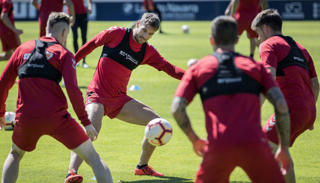 Xisco, en el centro de la imagen, podría ser una de las novedades de Osasuna en su visita al Nuevo Arcángel de Córdoba.