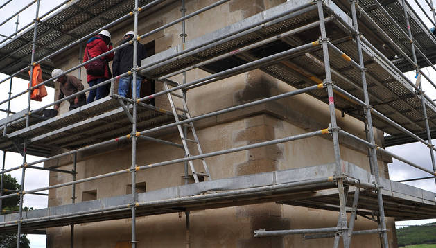 La dirección técnica supervisa los trabajos de rehabilitación, como hace cada semana, de la torre Beratxa.