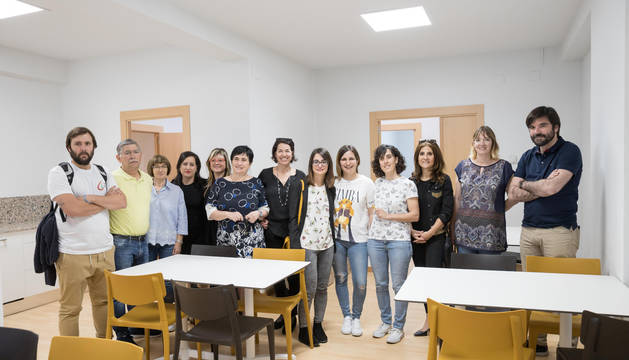 UNIDOS POR LAS PERSONAS SIN HOGAR Trabajadores del Centro Municipal de Atención a Personas Sin Hogar de Tudela posaron ayer junto a las autoridades municipales y representantes de diversos colectivos sociales de la ciudad durante la visita a las dependencias del servicio, ubicado entre la calle Eza y la plaza de la Constitución.