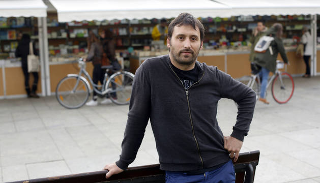 Foto del presidente de la Asociación de libreros de Navarra Diego de Haro, Germán Esparza Larramendi, esta semana en la plaza del Castillo donde se celebra la Feria del Libro.