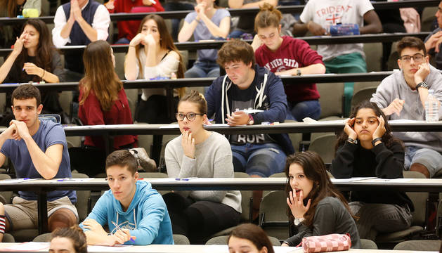 Estudiantes, ante el primer examen de la EvAU del año pasado en el Aula 08 de la UPNA. Las mujeres vuelven a ser mayoría y suponen el 58% de los alumnos.