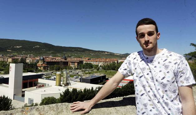 Iñigo Barricart, posando junto a las instalaciones de Anaitasuna con San Cristóbal y parte de Pamplona a su espalda.