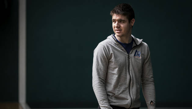 Iker Irribarria, durante una elección de material en el Labrit. El guipuzcoano cree que ha recuperado la ilusión por volver a jugar a pelota y a ser competitivo.