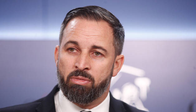foto de El presidente de VOX, Santiago Abascal, en una rueda de prensa en el Congreso de los Diputados.