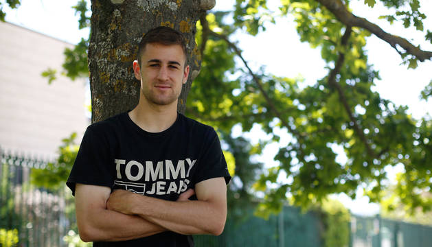 Foto de Iván Martínez 'Barbero', delantero de Osasuna Promesas, apoyado en un árbol del parque Ilargui Enea, junto a Oberena.