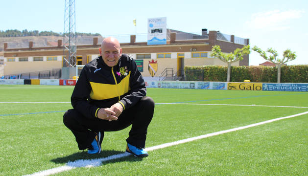 El presidente del Club Deportivo Peña Azagresa, Goyo Regaira, posa en el centro del césped del campo Miguel Sola de Azagra.