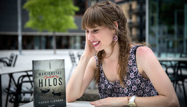 La pamplonesa Tadea Lizarbe posa junto a su nuevo libro, 'Marionetas sin hilos'.