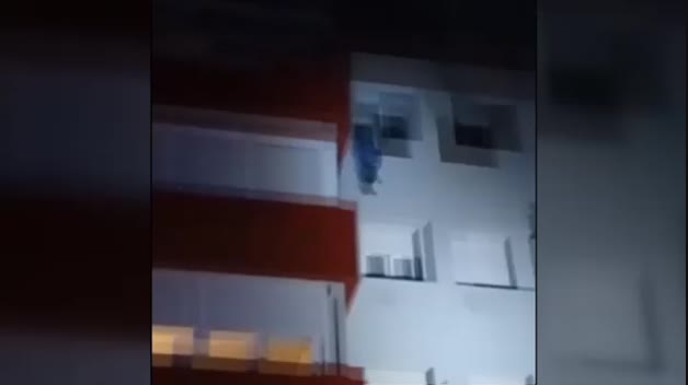 Rescatan de un incendio en Valladolid a un joven que se quedó colgado en la ventana