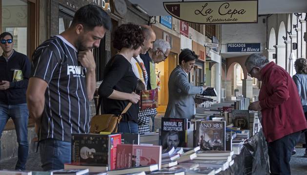 Visitantes en la feria del libro, este viernes por la tarde en la plaza de los Fueros de Estella.