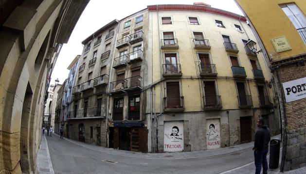 Chaflán de la calle Jarauta. De los dos edificios que hacen esquina, es el de la izquierda el ocupado y que genera problemas.
