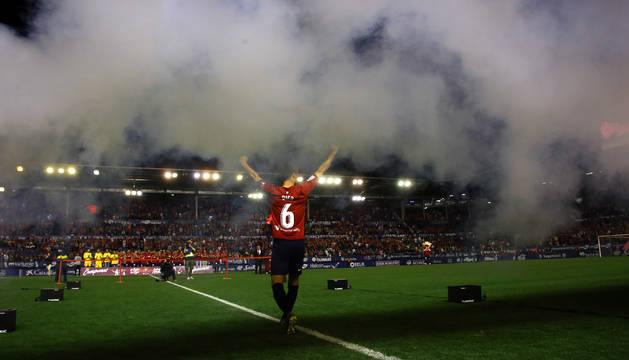 Oier Sanjurjo salta al campo en la ceremonia de entrega del trofeo de campeón de Segunda la pasada semana.