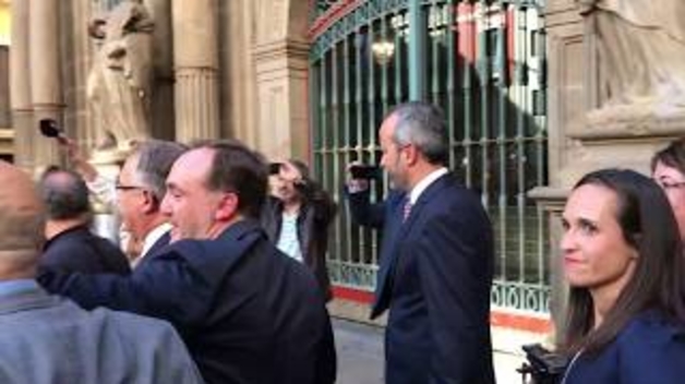 Salida de Enrique Maya del Ayuntamiento de Pamplona