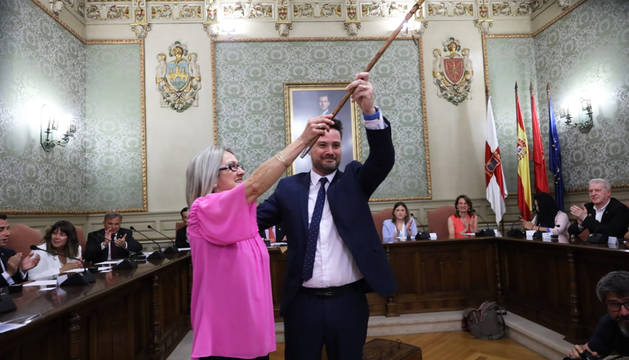 Alejandro Toquero recibe la vara de mando de manos de la edil más veterana,