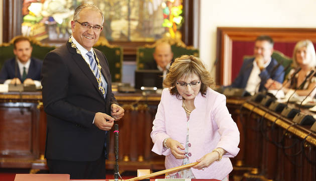 Enrique Maya, recién elegido alcalde, recibe la vara de mando de manos de la socialista Silvia Velasquez.