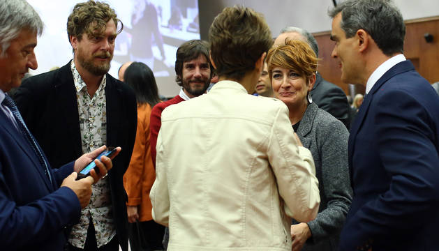 Foto de la socialista María Chivite (de espaldas), el pasado viernes en la UPNA, rodeada de Koldo Martínez (Geroa Bai), Maiorga Ramírez (Bildu), Mikel Buil (Podemos), Bakartxo Ruiz (Bildu) y Guzmán Garmendia (PSN).