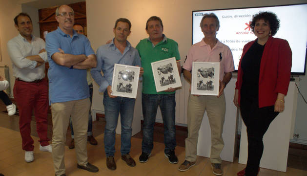 HOMENAJE. De izda. a dcha., el alcalde, Alberto Añón; Santiago Rueda, presidente de Vicus; José Luis Barea, Antonio Jiménez y Octavio Miramón, con los cuadros con las fotos; y la arqueóloga Marta Gómara.