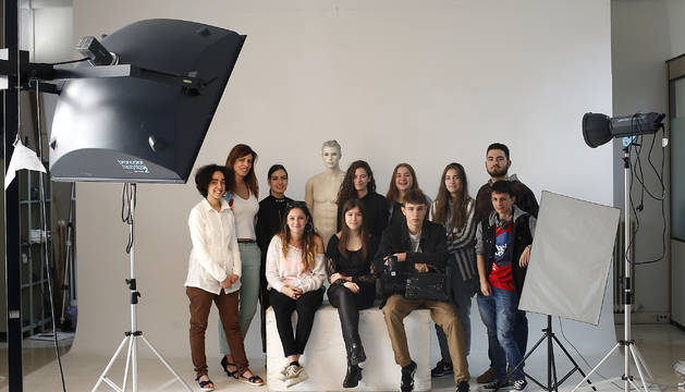 De izda a dcha (abajo): Aida Latorre Gallego, Ruth Bea Munárriz, Irune Aguilar González, Iker Unzu Baztán y Lukas Irisarri Alberdi. Arriba: la profesora Virginia Negro Roselló y los alumnos Oihane Castillo Larraya, Miriam Goñi Ezcaray, Idoia Aranguren Heras, Ainara Lucambio Vaca y Eneko Pildain Huarte. Todos tienen entre 18 y 23 años y estudian 1º de Gráfica Audiovisual en la Escuela de Arte de Pamplona.