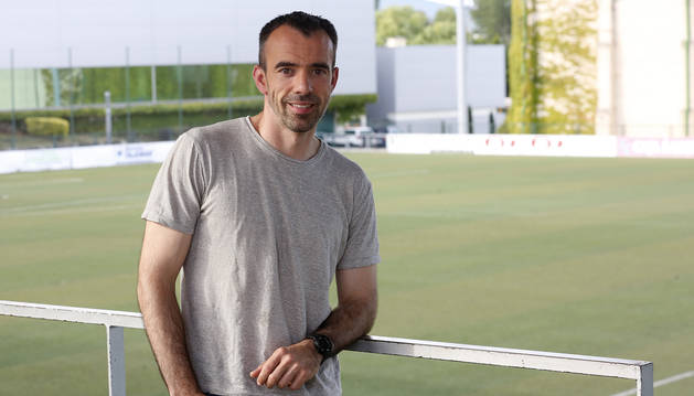 Foto de Andoni Alonso, entrenador de la Mutilvera, a los pies del Mutilnova.