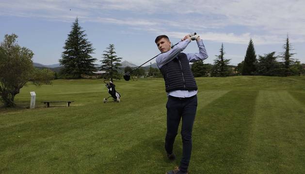 Matías Lizarazu, navarro de 20 años, acaba contrato con el Athletic este mes de junio. En sus ratos libres, desconecta con el golf en Zuasti.