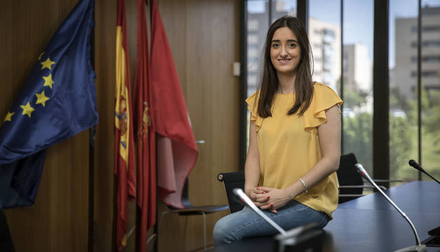 Amaya Larraya, en el salón de plenos del Ayuntamiento de Valle de Egüés. Al fondo, la urbanización de Sarriguren.