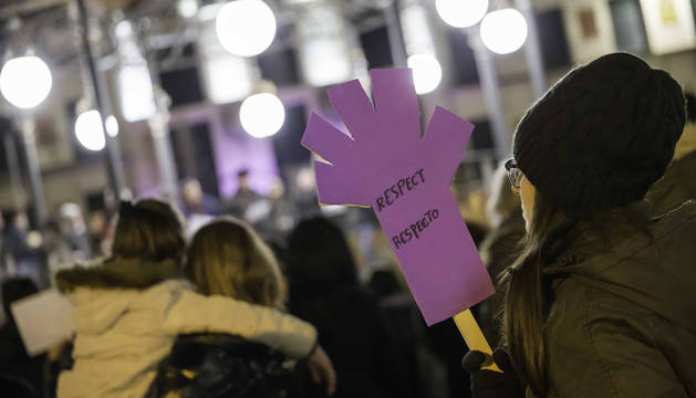 Foto de una mujer, en una concentración contra la violencia machista en Tudela.