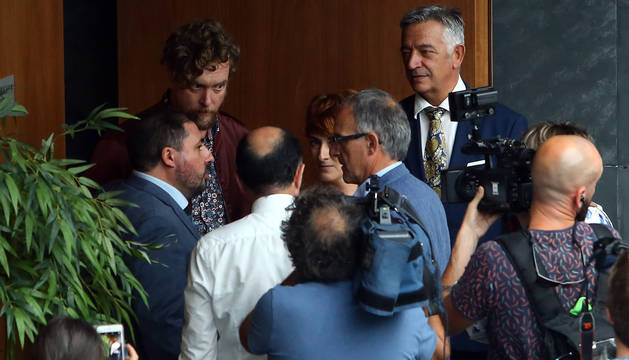 Foto de Unai Hualde, Manu Ayerdi y Koldo Martínez, de Geroa Bai, mientras informan en mitad del receso cómo están las negociaciones con el PSN a Maiorga Ramírez, Bakartxo Ruiz y Adolfo Araiz, de EH Bildu.